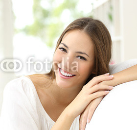 Beauty_woman_with_white_smile_at_home.jpg